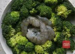 Illustration of how to make steamed shrimps with broccoli 5