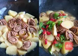 Illustration of how to make abalone stewed with potatoes 4