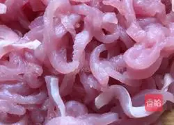 Illustration of how to make shredded pork with Beijing sauce 1