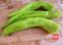 How to make scrambled eggs with shredded peppers Illustration 1