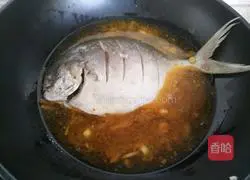 Illustration of how to cook silver pomfret with sauce 16