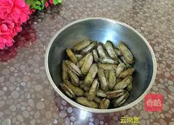 Illustration of how to make fried razor clams with green onion and ginger 1 