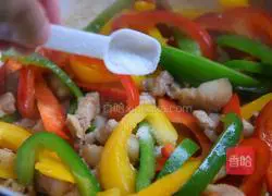 Illustration of how to make fried meat with colored peppers 6