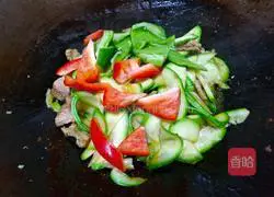 Illustration of how to make fried pork slices with green and red pepper and zucchini 17