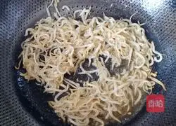 Illustration of how to make fried peanuts with small whitebait 5