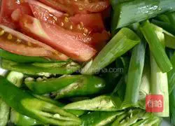 Illustration of how to stir-fry bacon with pepper 2