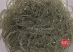 Illustration of how to make pork and cabbage vermicelli 1