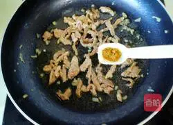 Illustration of how to make fried shredded pork with green beans 12