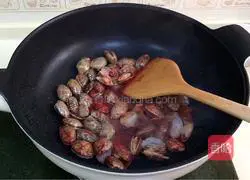 Illustration of how to make fried clams with red glutinous rice 7