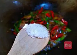 Illustration of the recipe of twice-cooked pork with double pepper 12