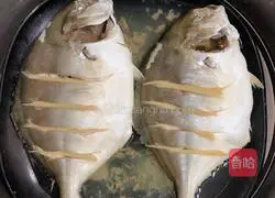 Illustration of how to make steamed golden pomfret 4