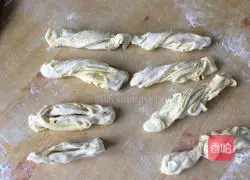 Illustration of how to cook potatoes and beans in one pot 11