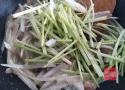 Illustration of a simple stir-fried shredded radish, celery and meat slices 5