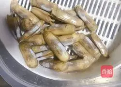 Illustration of how to make fried onions and ginger 1