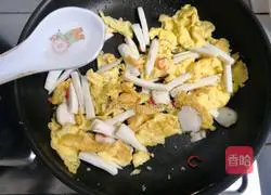 Illustration of how to make scrambled eggs with mushrooms 12