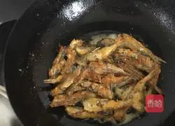 Illustration of how to make dry-fried river fish 8