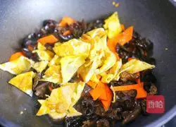 Illustration of how to make low-fat and low-calorie scrambled eggs with cucumber and fungus 6