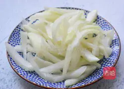 Illustration of how to stir-fry octopus with onions 2