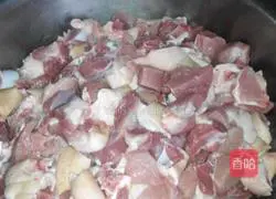 Illustration of how to make southern suckling pig hands 2