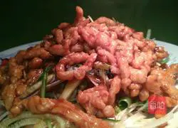 Illustration of how to make shredded pork in Beijing sauce 6