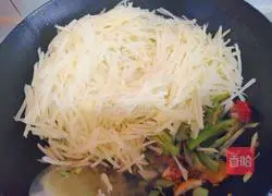 Illustration of how to make fried pork with shredded potatoes 8