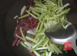Illustration of how to make fried sausage with celery 6