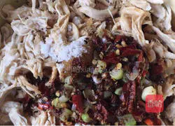 Illustration of how to make spicy shredded chicken 7