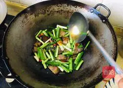Illustration of how to stir-fry bacon with green garlic 6