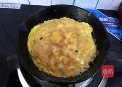 Illustration of how to make egg patties 10