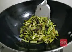 Illustration of how to make fried beef with garlic moss 8