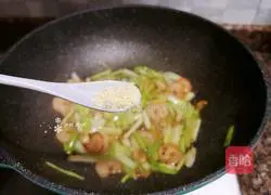 Illustration of how to make fried shrimps with chives 11