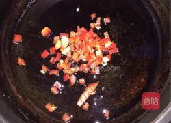 Illustration of how to shred king oyster mushrooms 7