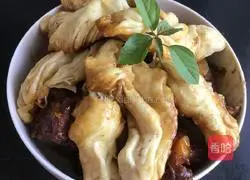 Illustration of how to cook potatoes and beans in one pot 14