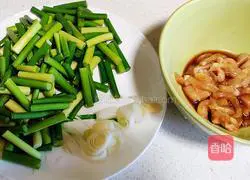 Illustration of how to make fried chicken with garlic moss 1