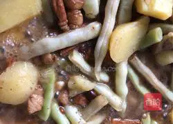 Illustration of how to stew white kidney beans with potatoes, pork belly and pork belly 6