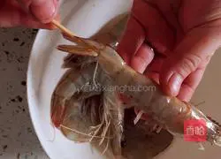 Illustration of how to make salt-roasted prawns 4