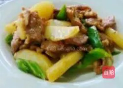 Illustration of how to stew pork with potato chunks 7