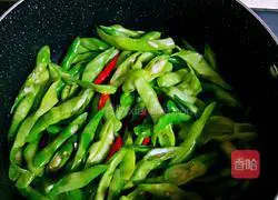 Illustration of how to make fried beans and shredded pork 16
