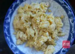 Illustration of how to make scrambled eggs with tomatoes 6