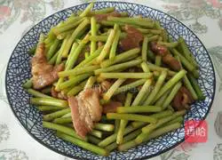 Illustration of how to stir-fry pork ribs and garlic sprouts 16