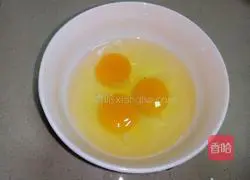 Illustration of how to make fried eggs with peanuts and pine nuts 1