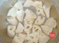 Illustration of how to stew pig feet with lotus root and peanuts 2