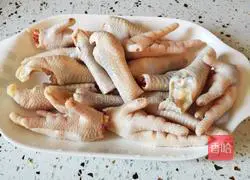 Illustration of how to make spicy chicken feet 1