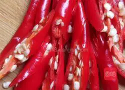 Illustration of how to stir-fry cowpeas with shredded red pepper and pork 3