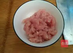 Illustration of how to make shredded pork in Beijing sauce 3
