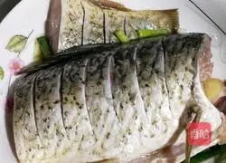 Illustration of how to make steamed grass carp 1