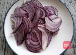 Illustration of how to stir-fry squid tentacles with onions 4