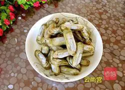 Illustration of how to stir-fry razor clams with green onions and ginger 3