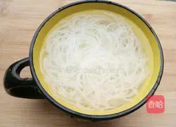 Illustration of how to stir-fry vermicelli with eggs 1
