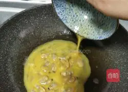 Illustration of how to make scrambled eggs with scallop meat 8